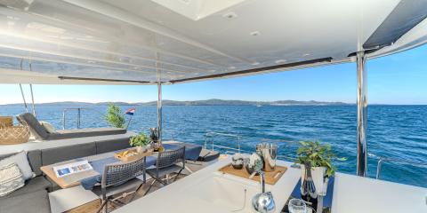 Lagoon 55 - BLACK CAVIAR