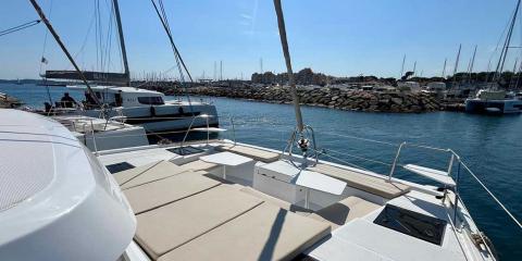 Mastering manoeuvres: The essential guide before renting your catamaran