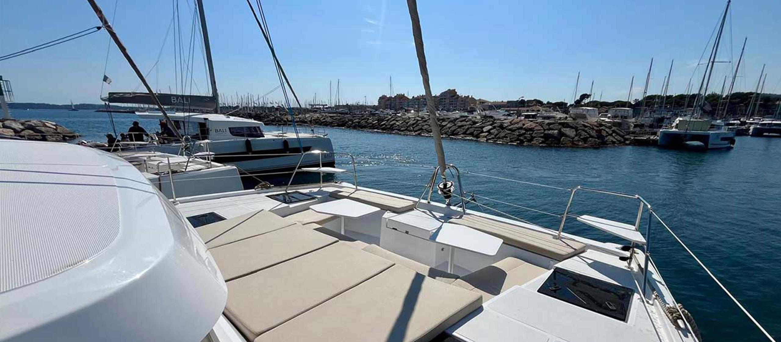 Mastering manoeuvres: The essential guide before renting your catamaran