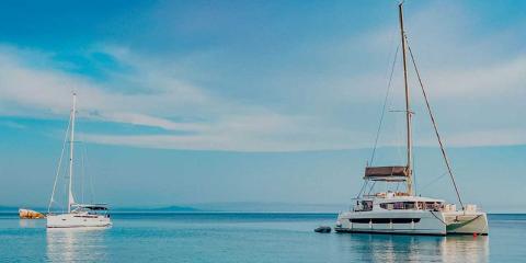 Catamaran or monohull : Which sailboat choose for you next holiday ?